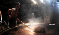 <b>怎样鉴别粮食酒与酒精酒？</b>